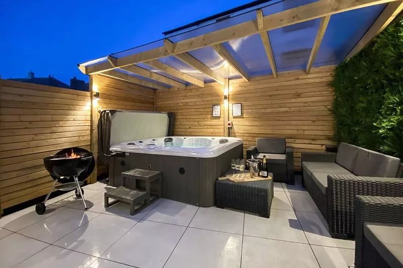 NEW LISTING-Beautifully presented 5 bedroom,4 bathroom+hot tub S/C