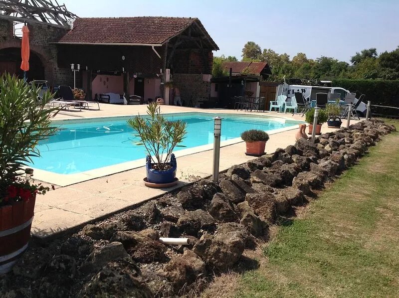 JULIET - Beautifully Restored Barn With A Large Pool And Mountain Views