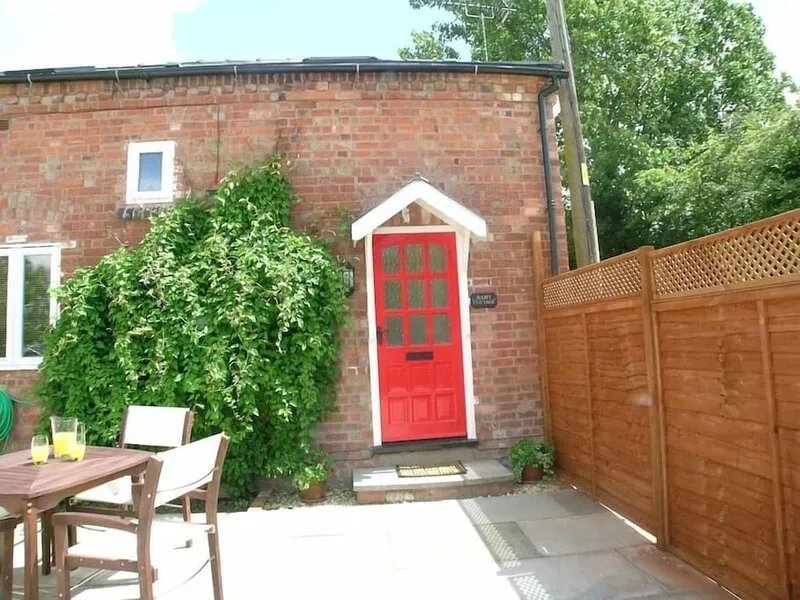 Juliet Cottage - Sleeps up to 3 - Large Hot Tub