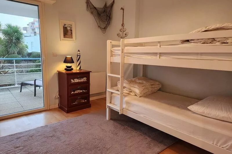 High end apartment between open air market, beach and marina