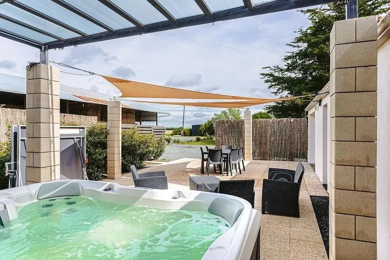 Maison de campagne près de la Rochelle, piscine ouverte de Pâques à La Toussaint