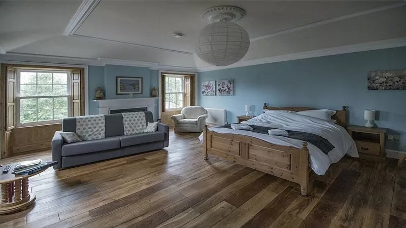 Magnificent stone built house for 10-17 on the stunning Annandale way