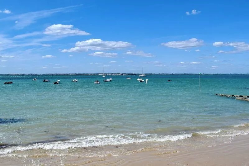 5 bedroom accommodation in Colwell Bay, near Yarmouth