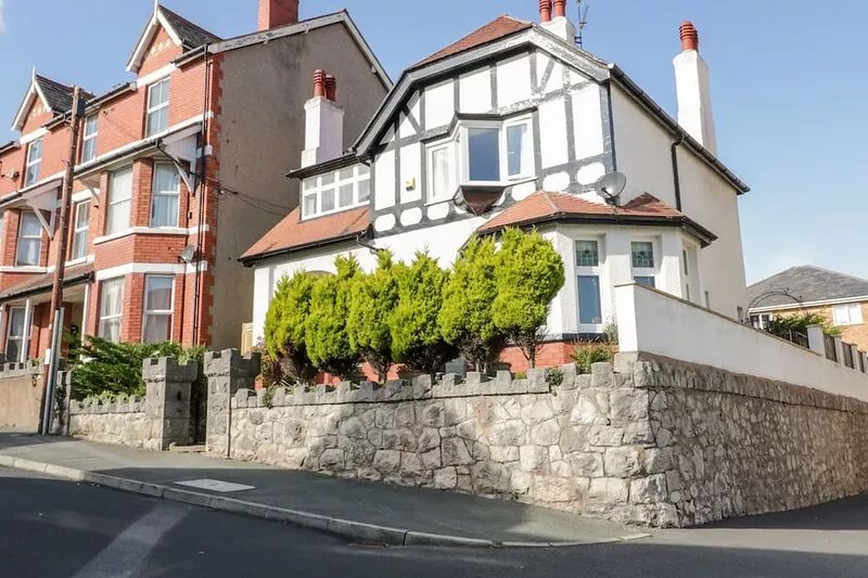 BEAUSITE, pet friendly, character holiday cottage in Colwyn Bay