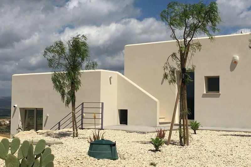 Secluded Modern Villa with stunning  country views , views of Noto and Etna
