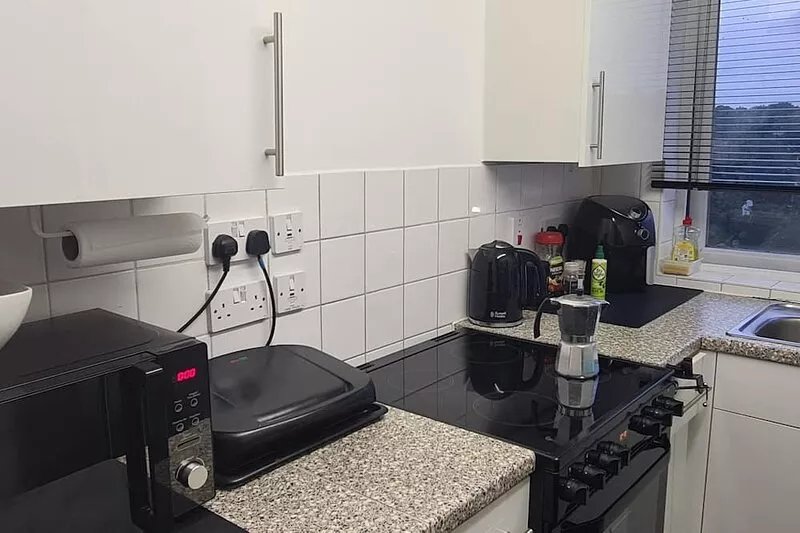 Stylish room, Kingsize bed, 1 stop from Wembley stadium, elegant remote blinds