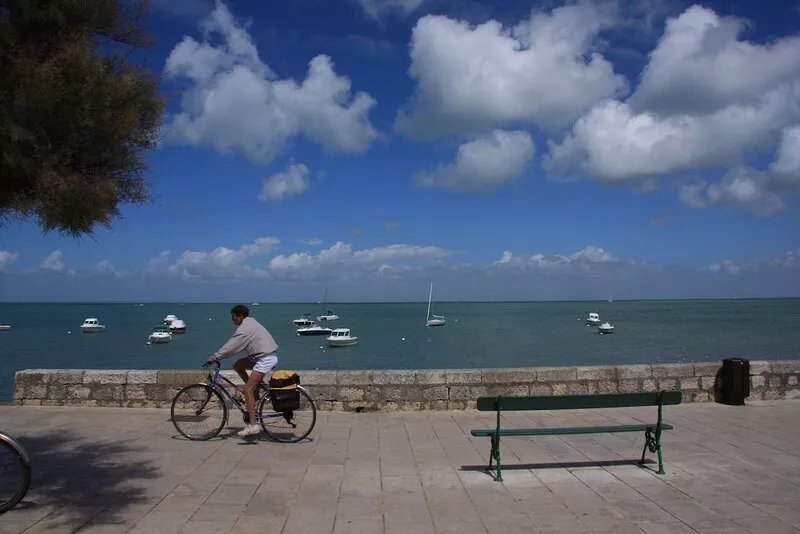 House on quiet shady plot, near sea, village center and cycle paths