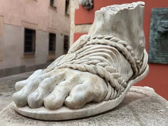 Estatua De Los Deseos Pisada De Sant Narcis