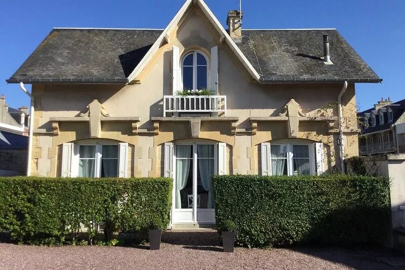 Charming house in Saint Aubin sur Mer, 50 m from the beach.