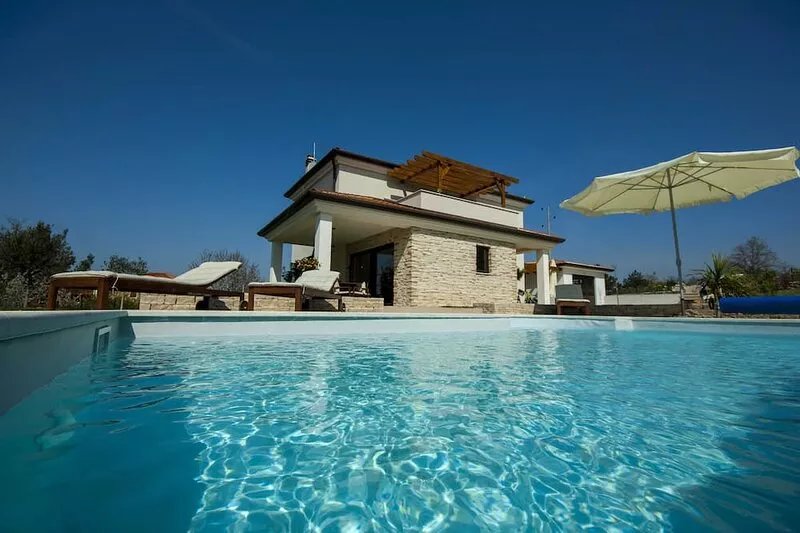 Peaceful house with lots of privacy near Umag. Sea view.