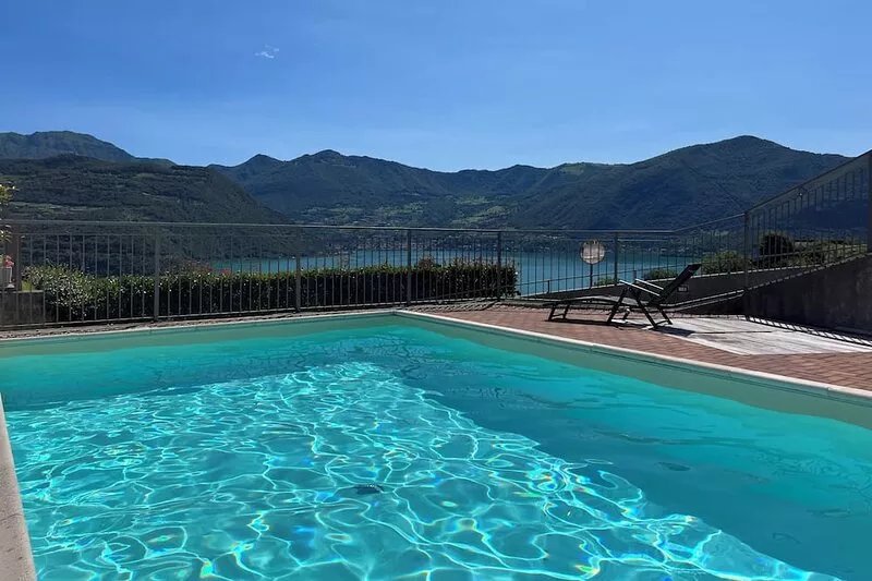 Luxurious facility. Wide view on Lake Iseo. With privacy, pool and airco ★★★★★
