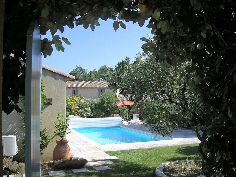 Detached house classified 3* with garden and swimming pool, ideally located.
