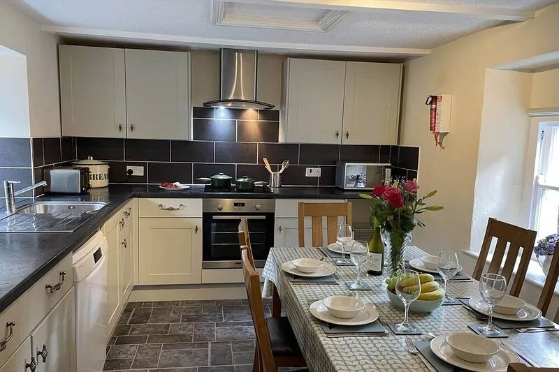 Family-friendly cottage minutes from the beach