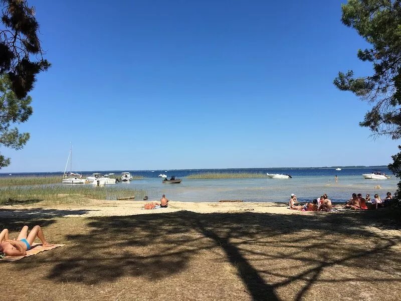 BEAUTIFUL HOUSE 200 M FROM THE LAKE AND 5 MIN BY CAR FROM THE OCEAN