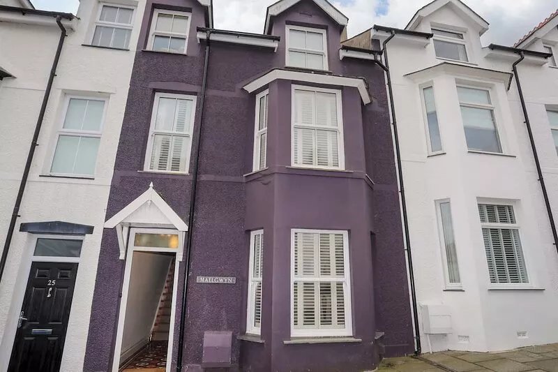 MAELGWYN, pet friendly, with a garden in Criccieth