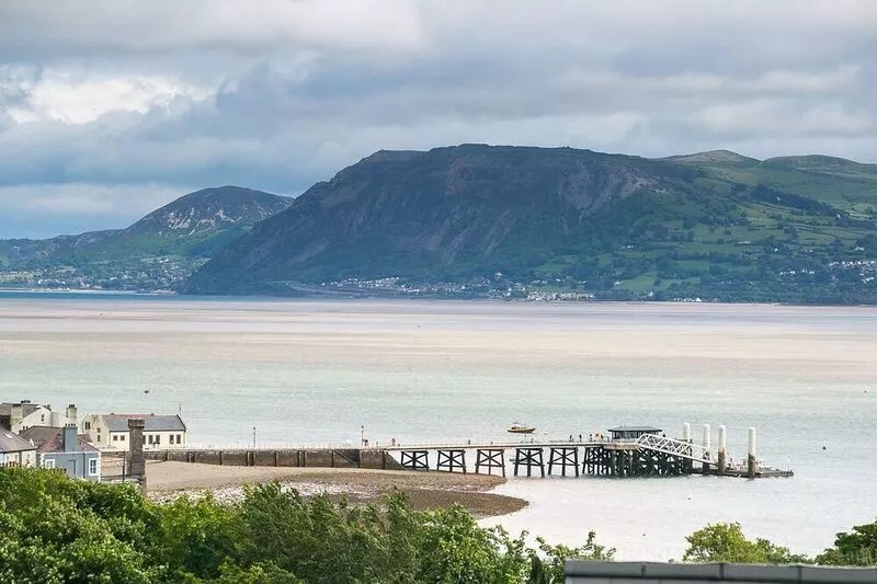 Eryri -  a cottage that sleeps 8 guests  in 4 bedrooms