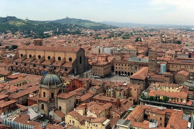 Wonderful apartment in Bologna center, 1615 sq.ft, bright and comfortable