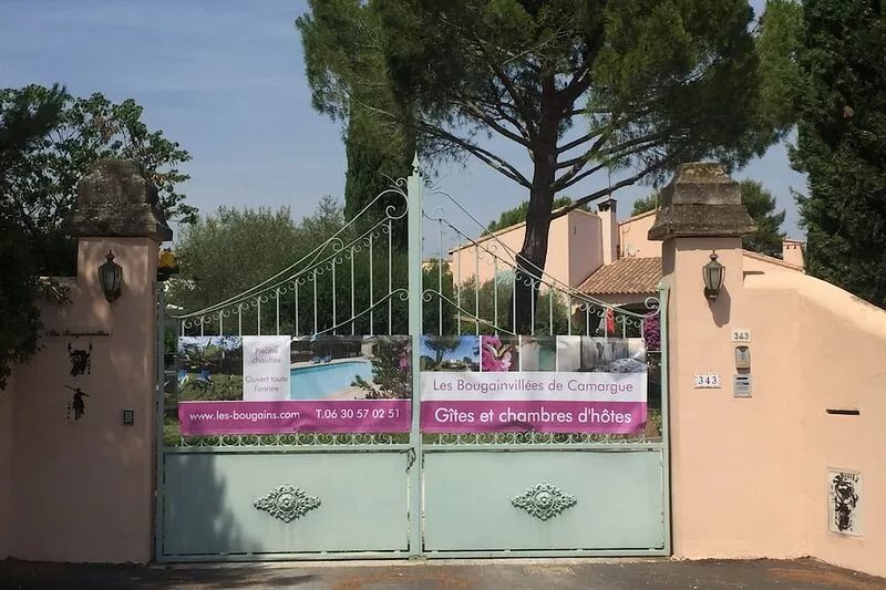 Gîte at the gateway to the Camargue, heated swimming pool, 2 bedrooms, garden