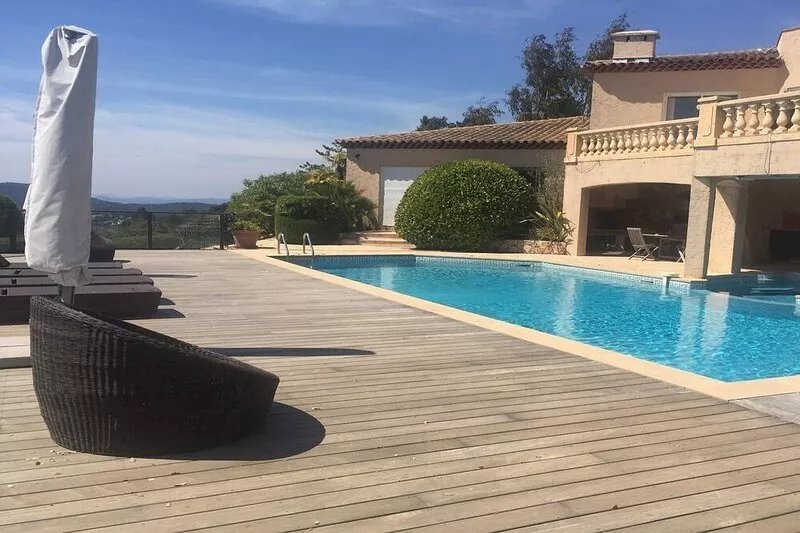 Luxury apartment with garden and pool, stunning mountain and sea views