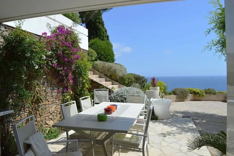 Exceptional location with breathtaking views ideal for a couple and 2 children