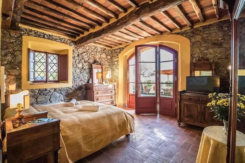 Gloria, country house close to Lucca, pool, WiFi
