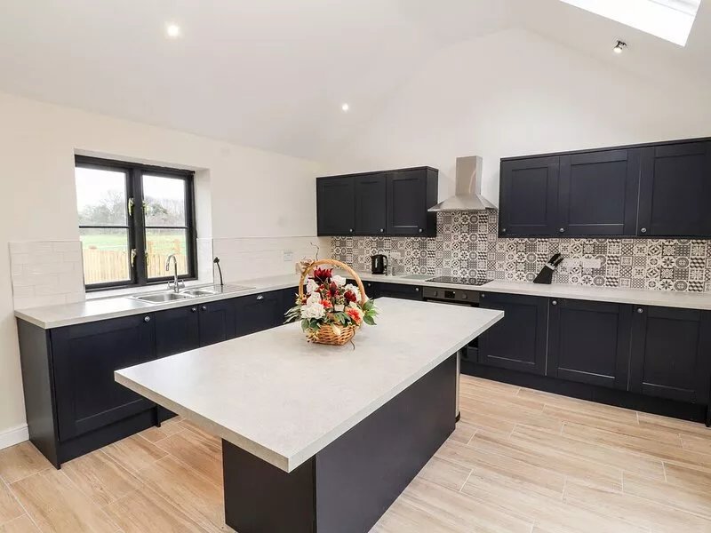 COLOMENDY ALPACA FARM - FARM HOUSE, family friendly in Northop Hall