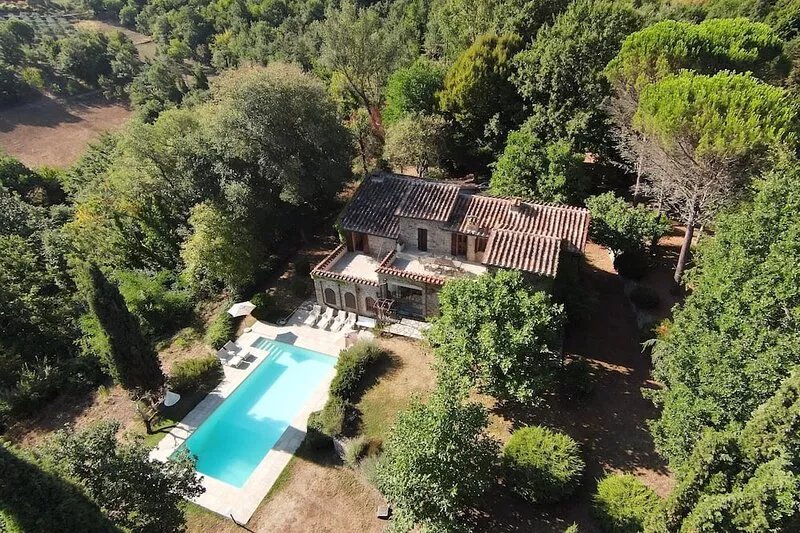 Beautiful secluded Umbrian Farmhouse with Pool, mature gardens and grounds