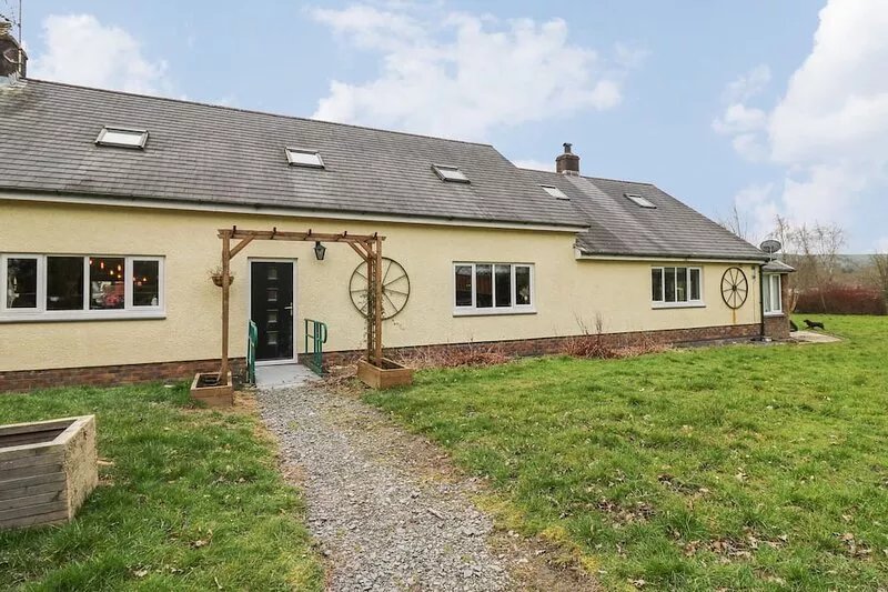 TYNEWYDD FIELDS, pet friendly, with pool in Cross Inn