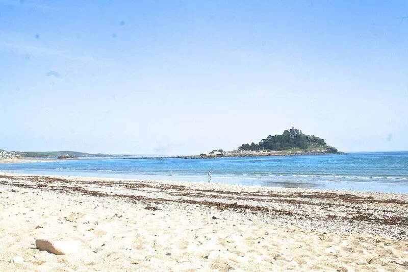 Luxurious, spacious, sunny town house 3 mins walk to the sea.