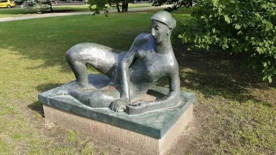 Skulptur "Liegende"