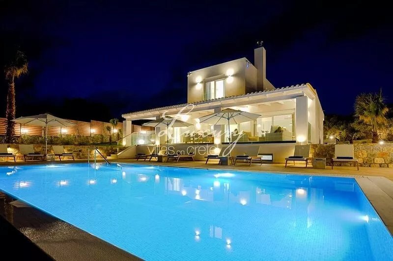 Luxury 6 bedroom villa with sea view, 400meters from the beach