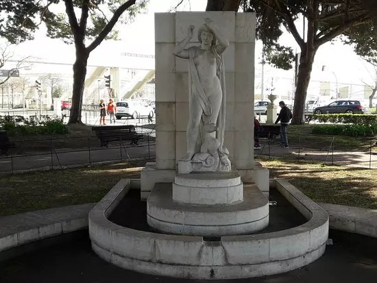 Figura Feminina (com cavalo marinho)