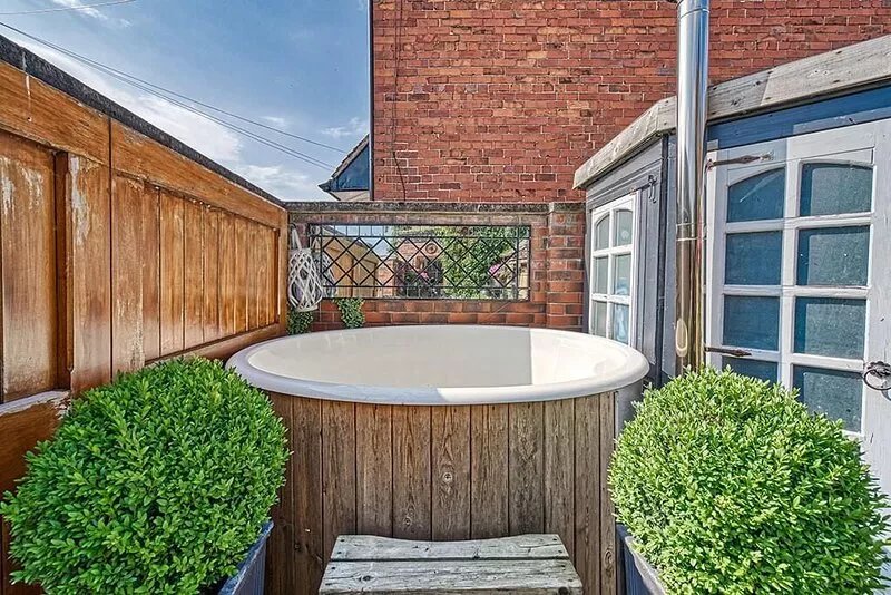 Idyllic Victorian Cottage Open Fire, Hot Tub, Sleeps 8, City 5 mins, Zoo 15 mins