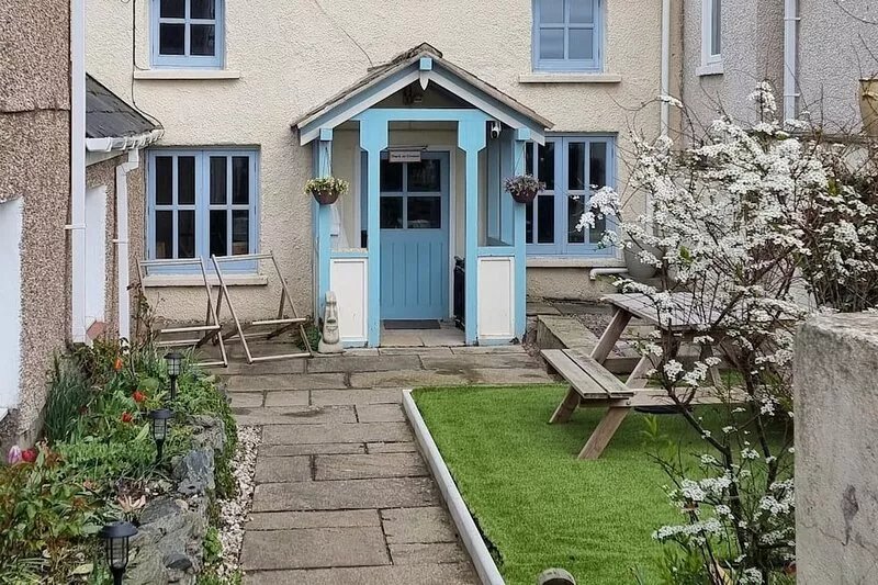 Cosy Cottage nestled in the Harbour