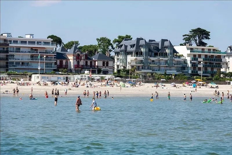 Beautiful family house 100m from the beach with large garden