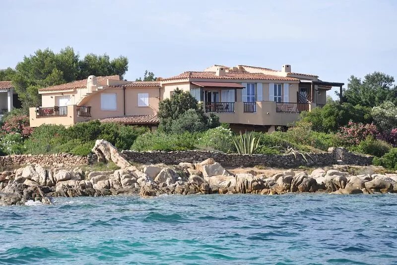 ORIGINAL WIDE FLAT IN VILLA ON THE SEA