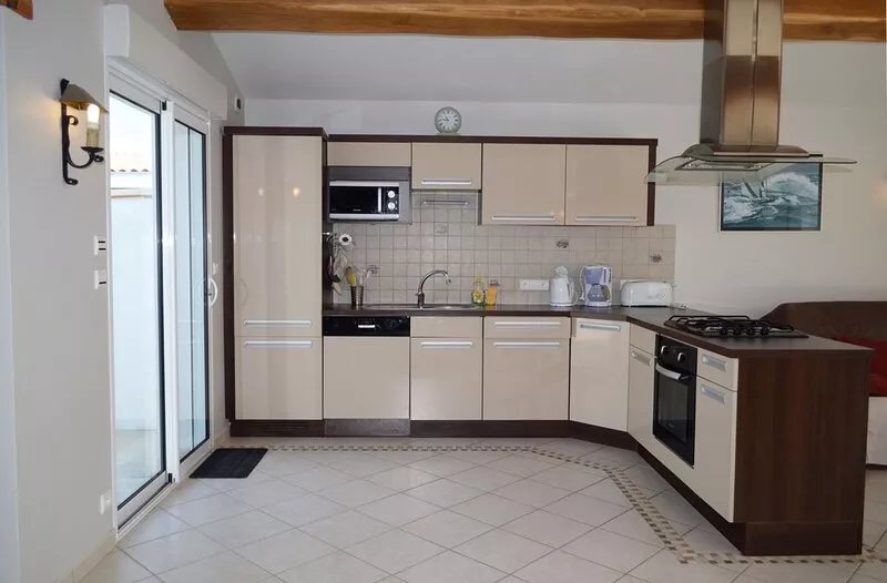 Contemporary villa with terrace and courtyard 10min. from the beach and the