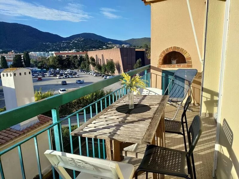 3 min walk from the beach and the center, charming 2* studio with terrace