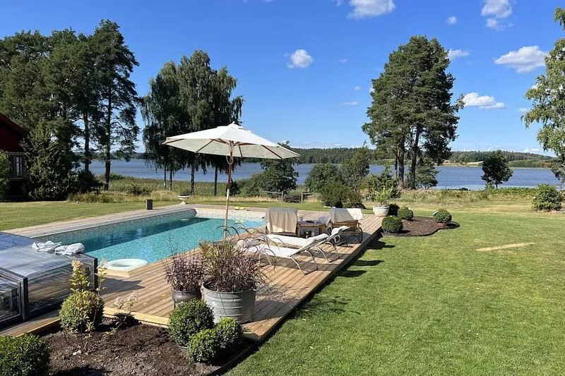Dream vacation by the lake with a pool on a mansion in Södermanland