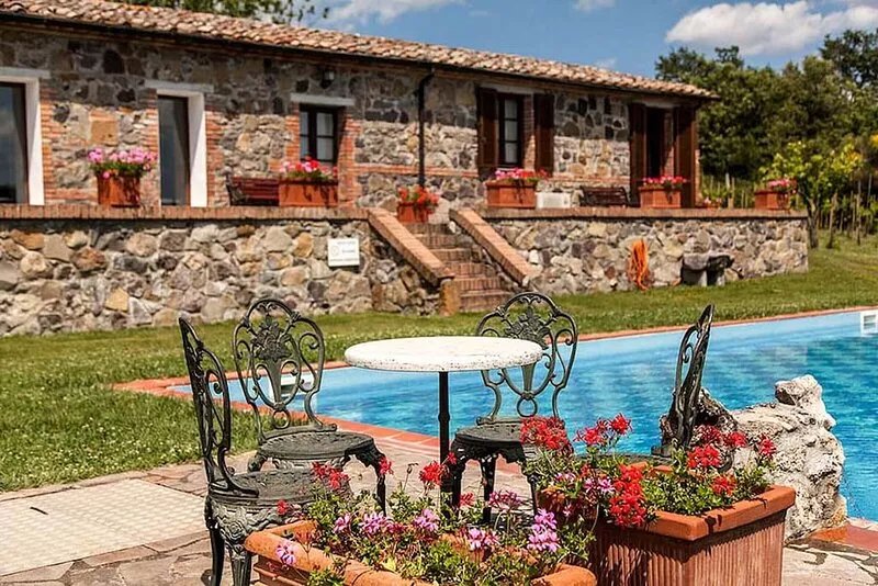 Villa with private pool, hot tub, air conditioning, Wi-fi in Val d'Orcia.