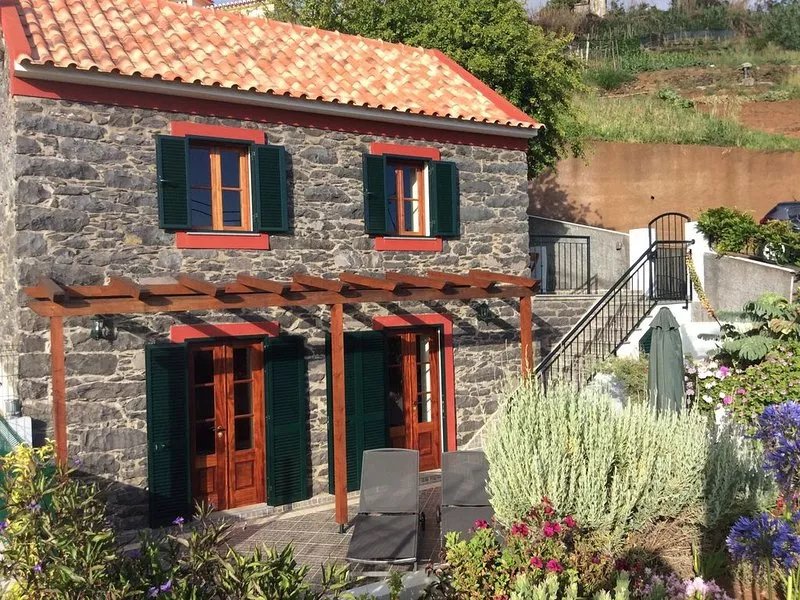Peaceful, rural location with stunning sea and valley views.