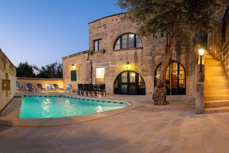 A Romantic Converted farmhouse w/ private pool & Jacuzzi bath. 5mins.toBELLS