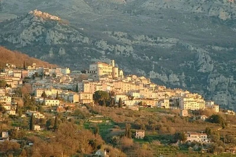 Gorgeous townhouse in the centre of Valbonne with LARGE ROOF TERRACE and AIRCON!