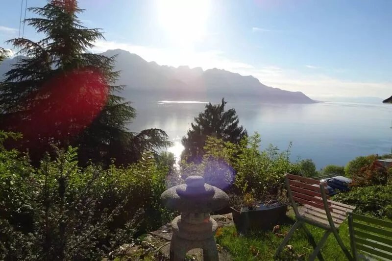 Spectacular view! Very nice apartment overlooking the lake and the mountains!