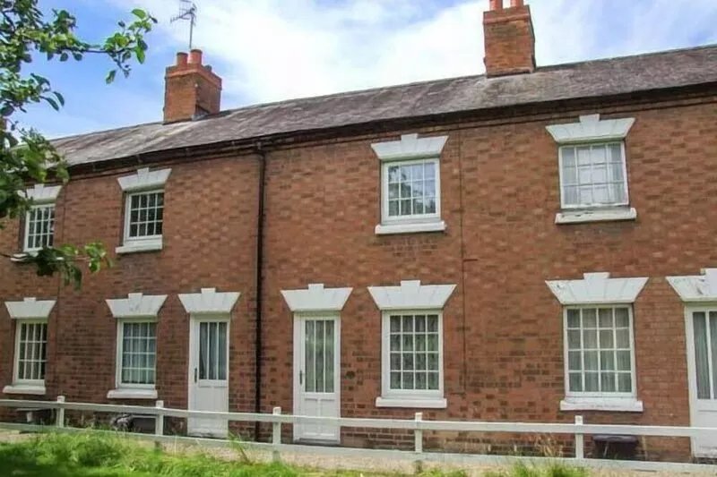 11 VICTORIA COTTAGES, with a garden in Stratford-Upon-Avon