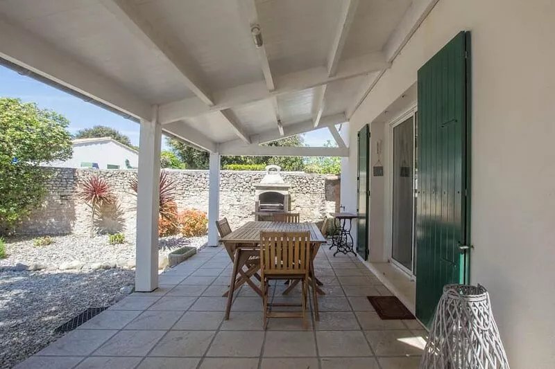 Pleasant house with courtyard and enclosed garden in the town of Sainte Marie