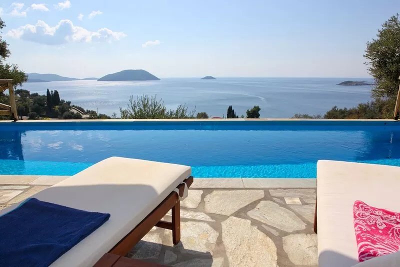 240 sqm, large pool, 300m to the beach, fantastic sea views, 2 kitchens, air