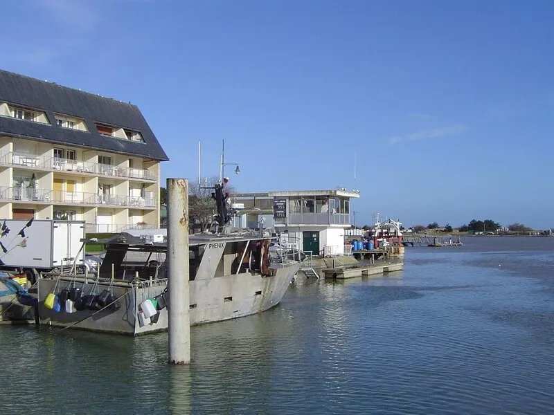 2* COURSEULLES /MER Apart BALCONY COURTYARD BBQ GARDEN SALON WIFI GARDEN VIEW.