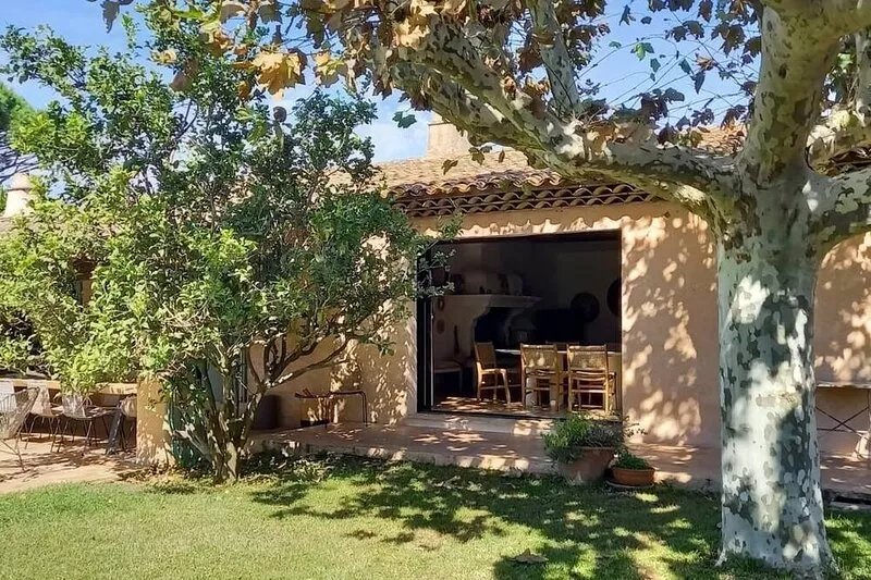 Main villa 4 bedrooms + shed 2 bedrooms, 600m beach, pool, air conditioning