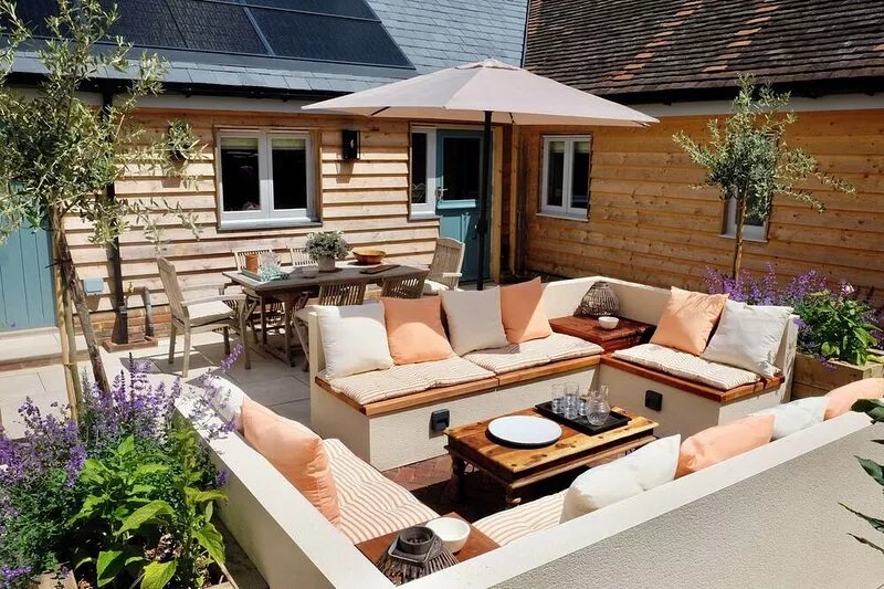 Luxury Coach House in countryside.  Lovely space.  Log fire.  Pet friendly!
